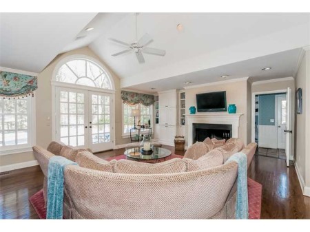 Fabulous light in this room.  I think it is the sunlight in this house that makes it so appealing.