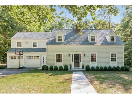 Isn't this charming!  Very good curb appeal at the top of a cul-de-sac.