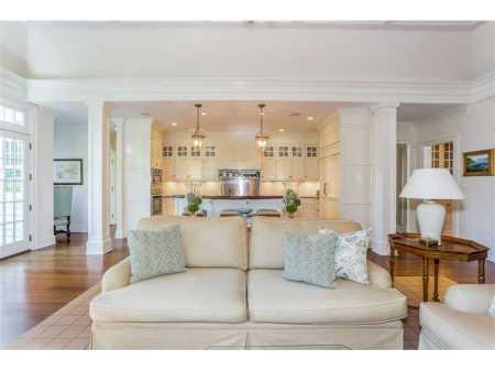 love this kitchen.  Comes close to one of my all time favorite houses by 