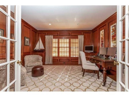 Working at home would be a pleasure in this room!
