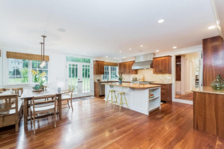 The kitchen is really nicely done with touches that you don't see everywhere. For example the counter top is a beautiful piece of cherry wood from the West Coast.
