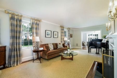 Lovely living room with lots of light and space for a grand piano. A very pretty room. 